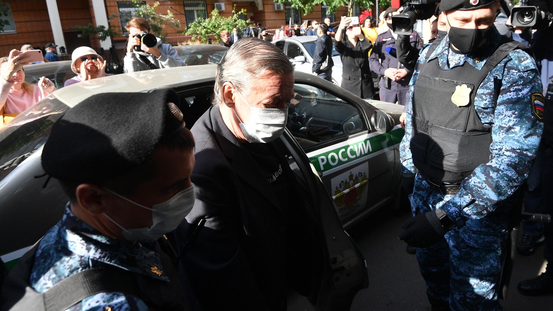 Актёр Михаил Ефремов выходит из автомобиля у здания Пресненского суда Москвы Актёр Михаил Ефремов выходит из автомобиля у здания Пресненского суда Москвы - РИА Новости, 1920, 03.09.2020