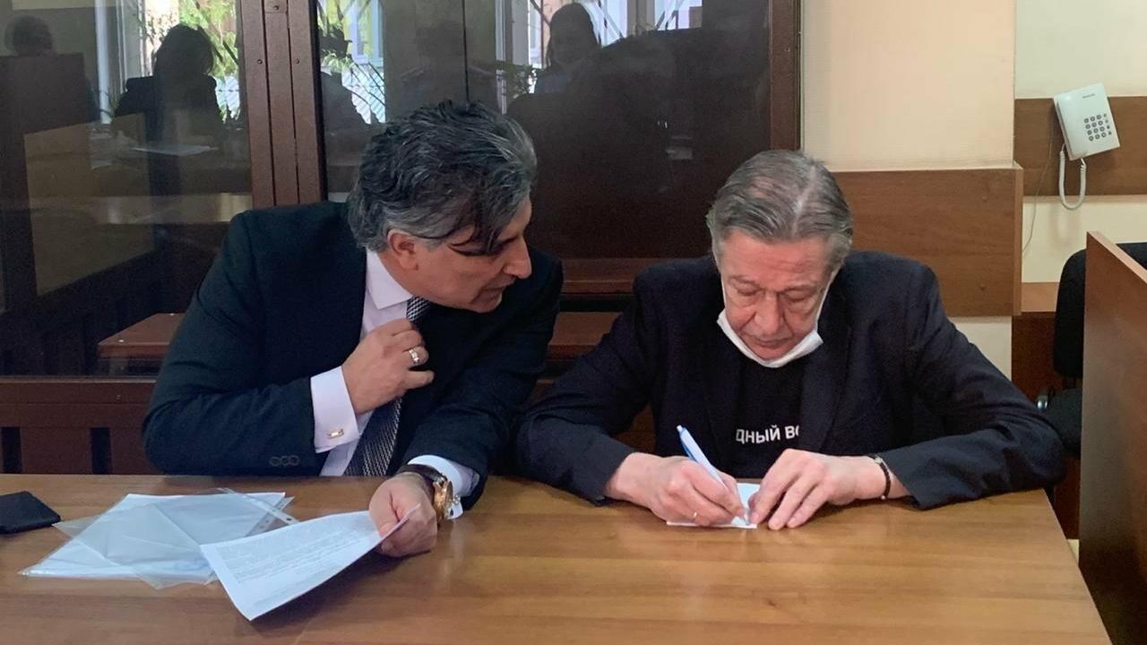 Актер Михаил Ефремов с адвокатом в зале Пресненского районного суда Актер Михаил Ефремов с адвокатом в зале Пресненского районного суда - РИА Новости, 1920, 02.12.2020