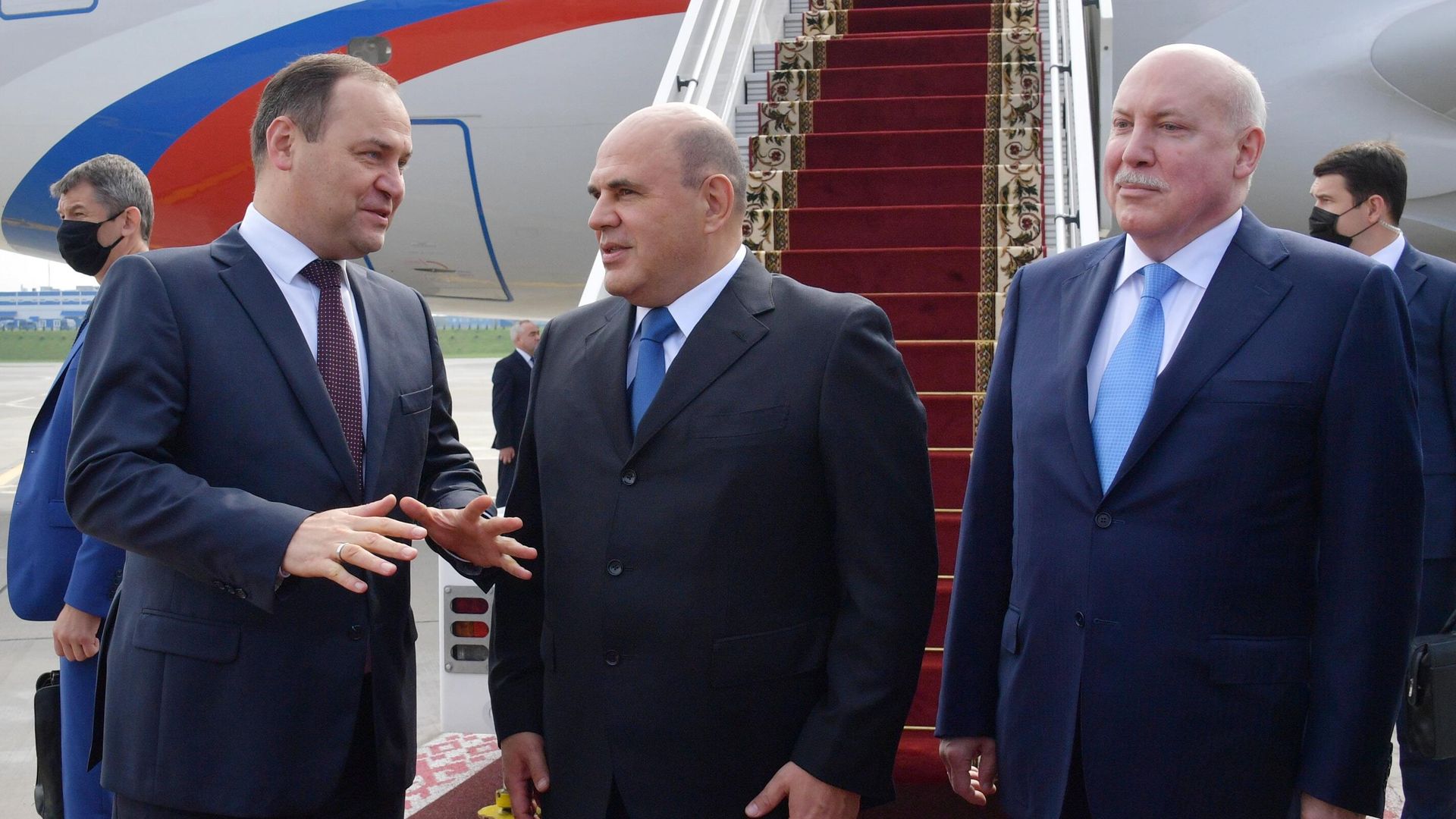Председатель правительства РФ Михаил Мишустин, премьер-министр Белоруссии Роман Головченко и посол РФ в Белоруссии Дмитрий Мезенцев во время церемонии встречи в аэропорту Минска Председатель правительства РФ Михаил Мишустин, премьер-министр Белоруссии Роман Головченко и посол РФ в Белоруссии Дмитрий Мезенцев во время церемонии встречи в аэропорту Минска - РИА Новости, 1920, 03.09.2020