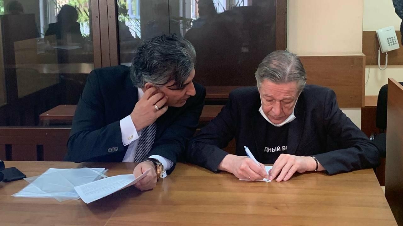 Актер Михаил Ефремов и его адвокат Эльман Пашаев в зале Пресненского суда Москвы Актер Михаил Ефремов и его адвокат Эльман Пашаев в зале Пресненского суда Москвы - РИА Новости, 1920, 06.09.2020