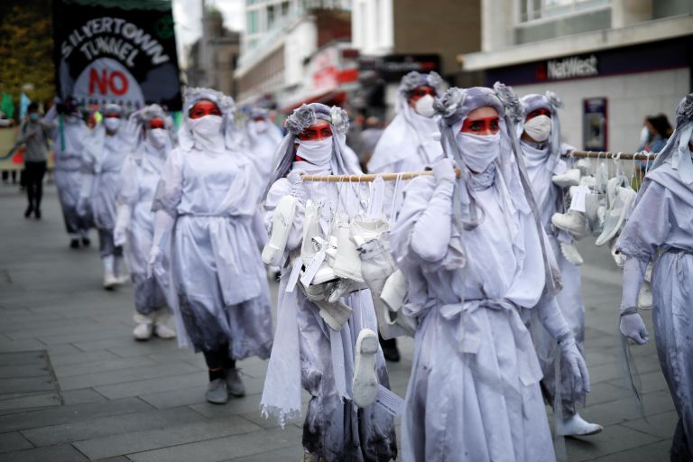 Активисты Extinction Rebellion во время акции в Лондоне