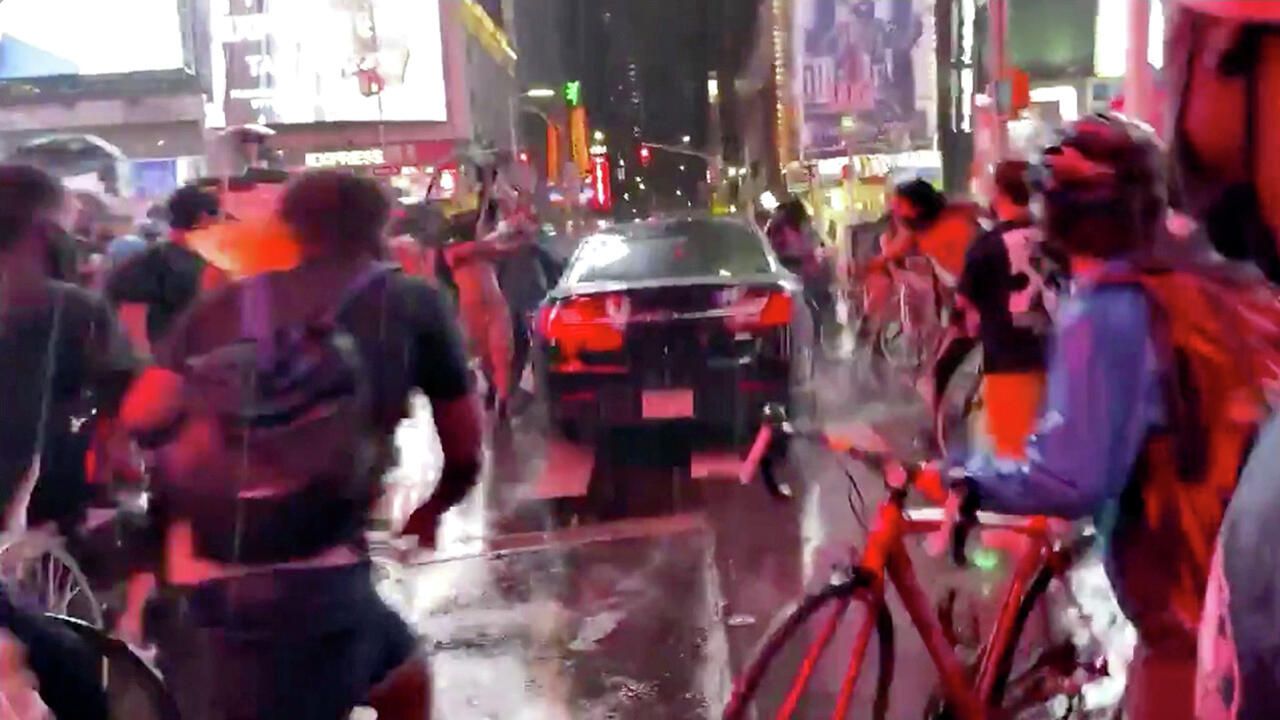 Автомобиль въехал в участников акции Black Lives Matter в Нью-Йорке Автомобиль въехал в участников акции Black Lives Matter в Нью-Йорке - РИА Новости, 1920, 04.09.2020