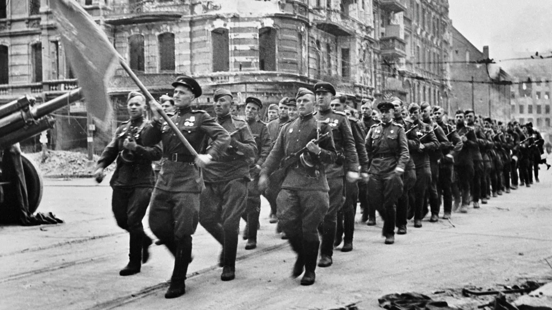 Колонна советских воинов марширует по берлинским улицам Колонна советских воинов марширует по берлинским улицам - РИА Новости, 1920, 09.05.2025