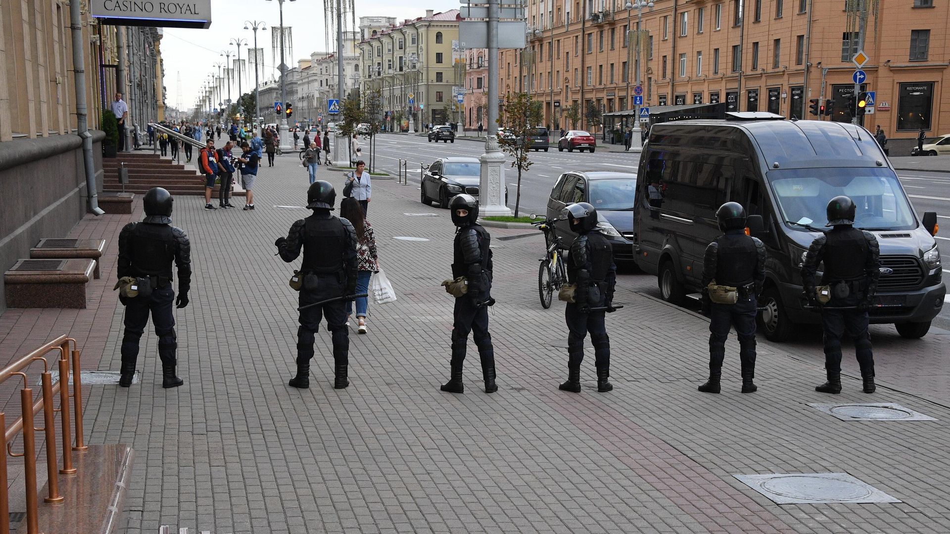 Сотрудники правоохранительных органов на площади Независимости в Минске во время акций протеста - РИА Новости, 1920, 06.09.2020