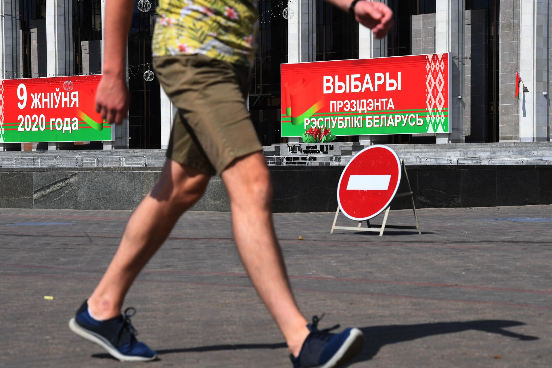 Мужчина перед избирательным участком на выборах президента Белоруссии в Минске Мужчина перед избирательным участком на выборах президента Белоруссии в Минске - РИА Новости, 1920, 15.01.2025