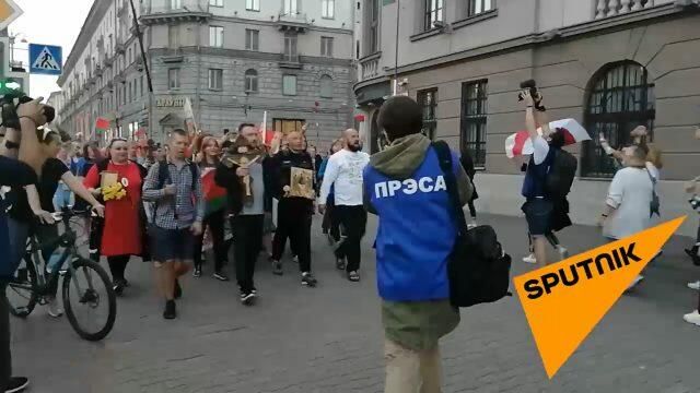 Колонны сторонников и противников президента Белоруссии Александра Лукашенко встретились Колонны сторонников и противников президента Белоруссии Александра Лукашенко встретились - РИА Новости, 1920, 04.09.2020