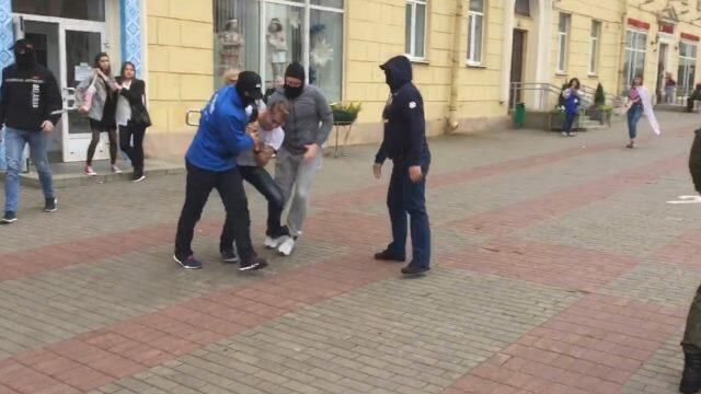Кадры задержания участников студенческого митинга в Минске Кадры задержания участников студенческого митинга в Минске - РИА Новости, 1920, 05.09.2020