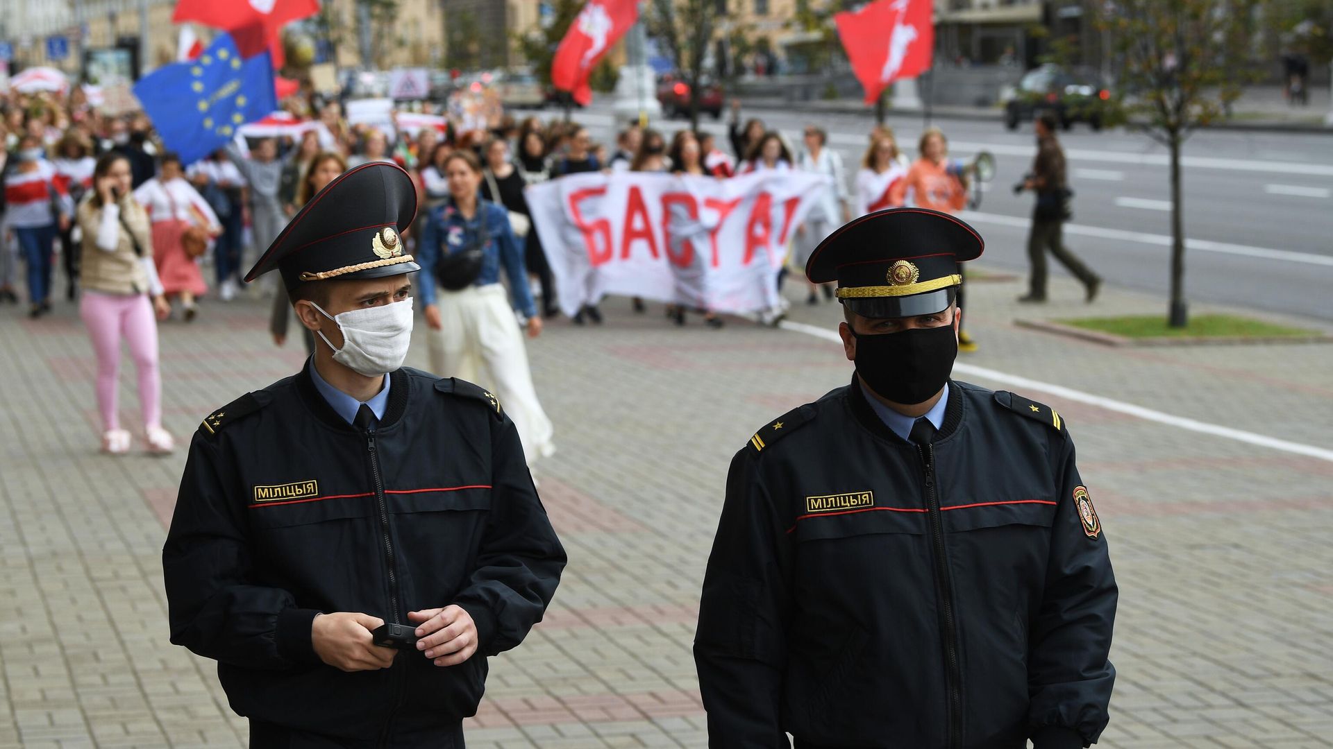 Сотрудники правоохранительных органов во время протестной акции женщин в Минске Сотрудники правоохранительных органов во время протестной акции женщин в Минске - РИА Новости, 1920, 06.09.2020