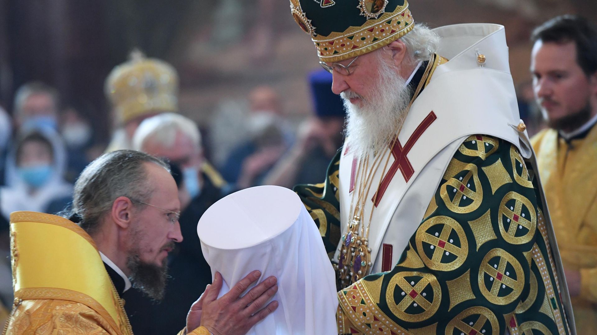 Патриарх Московский и всея Руси Кирилл совершает чин возведения в сан митрополита епископа Минского и Заславского Вениамина в храме Христа Спасителя в Москве - РИА Новости, 1920, 06.09.2020