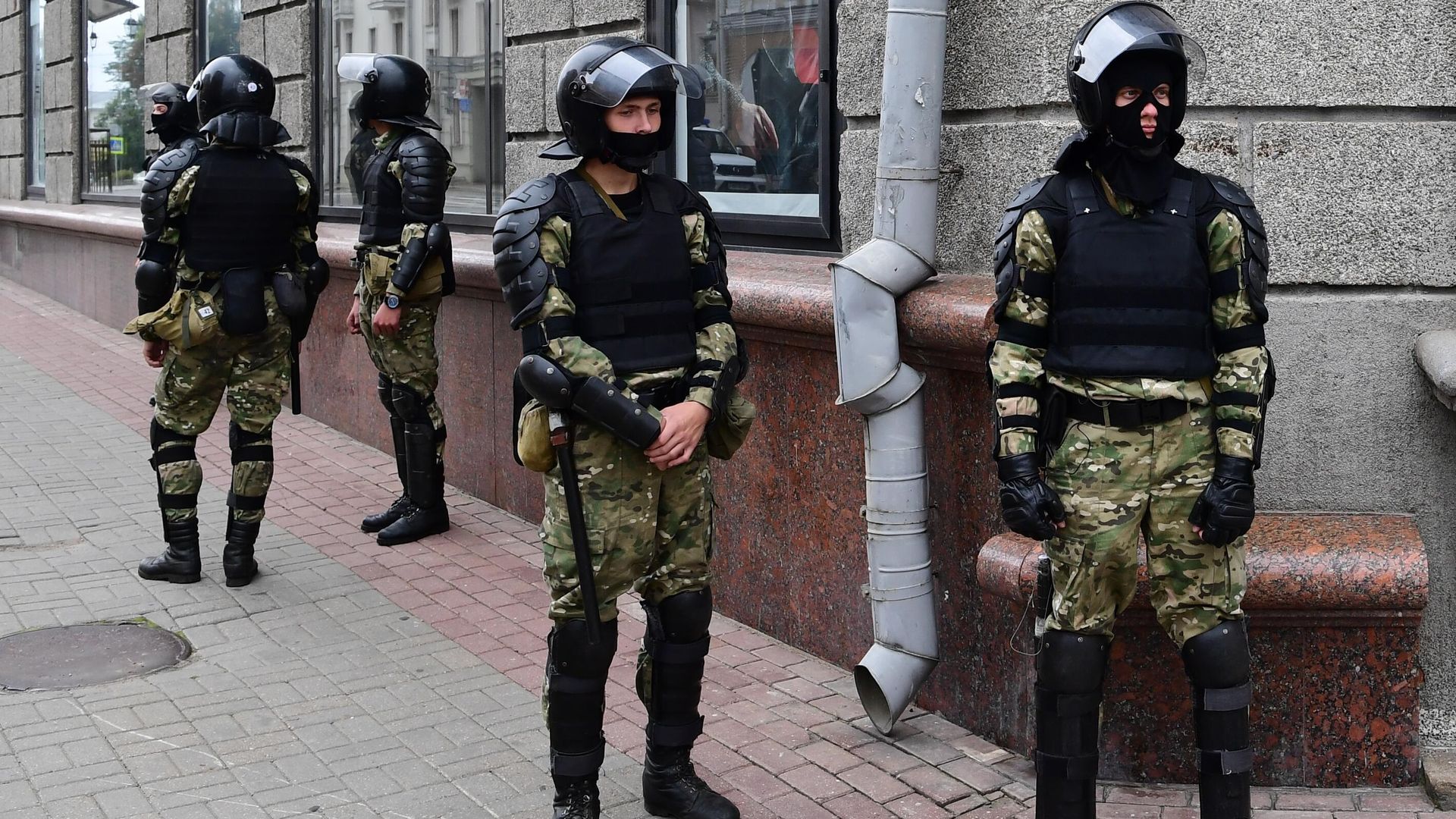 Сотрудники милиции на улице в Минске во время несанкционированной акции оппозиции Марш единства Сотрудники милиции на улице в Минске во время несанкционированной акции оппозиции Марш единства - РИА Новости, 1920, 06.09.2020