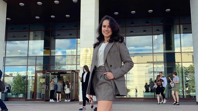 Алина Загитова на фоне Российской академии народного хозяйства и государственной службы. Алина Загитова на фоне Российской академии народного хозяйства и государственной службы.