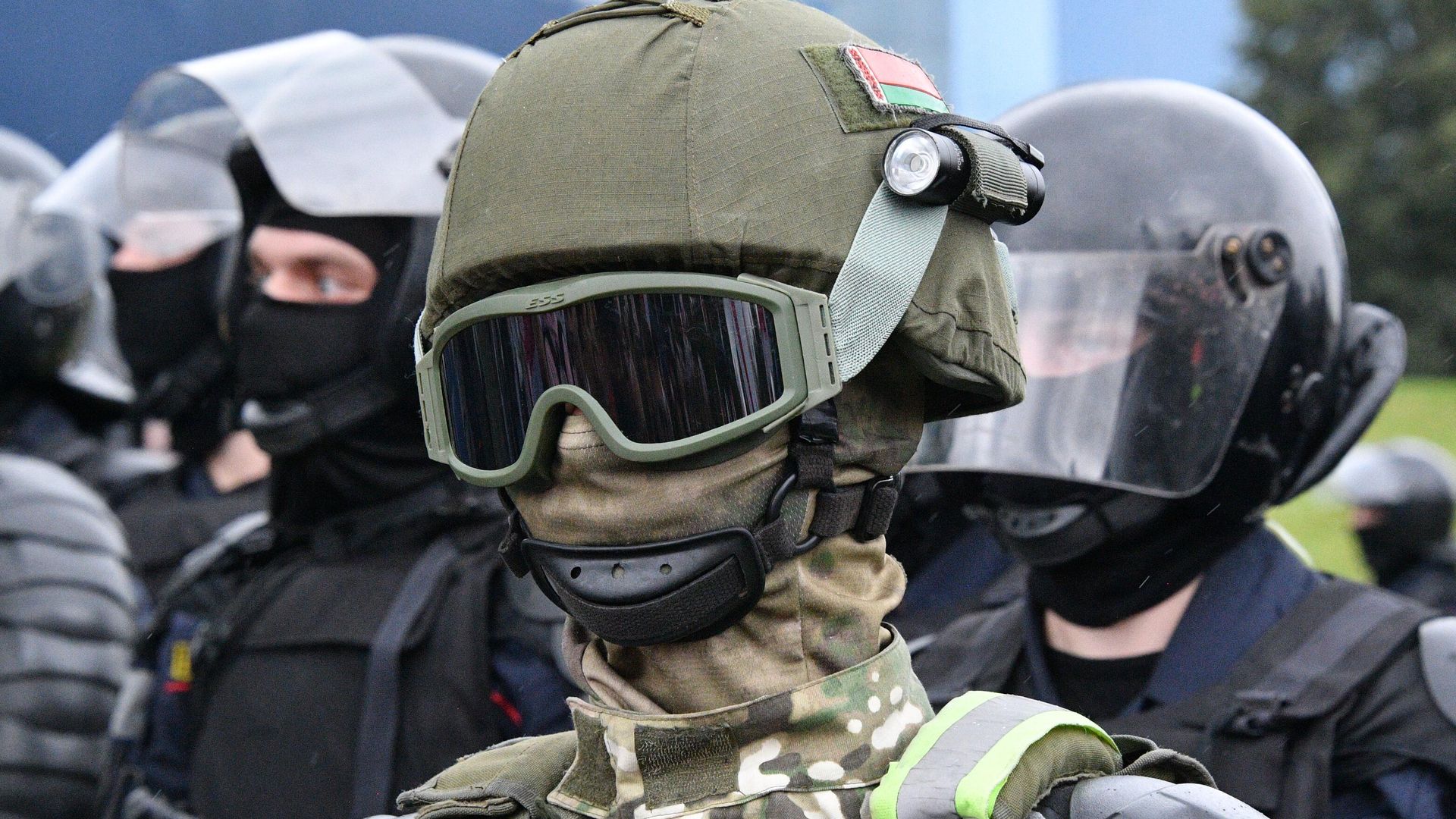 Сотрудник правоохранительных органов во время акции оппозиции Марш единства в Минске Сотрудник правоохранительных органов во время акции оппозиции Марш единства в Минске - РИА Новости, 1920, 08.12.2020