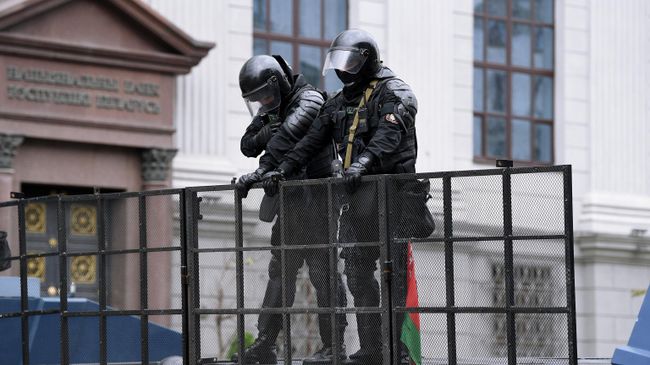 Сотрудники милиции на одной из улиц в Минске, где проходит несанкционированная акция оппозиции Марш единства Сотрудники милиции на одной из улиц в Минске, где проходит несанкционированная акция оппозиции Марш единства