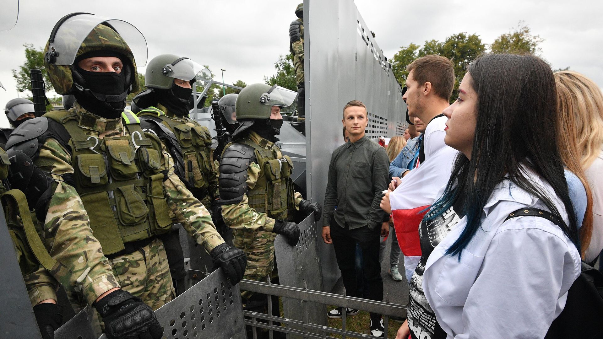 Сотрудники правоохранительных органов и участники несанкционированной акции оппозиции Марш единства в Минске Сотрудники правоохранительных органов и участники несанкционированной акции оппозиции Марш единства в Минске - РИА Новости, 1920, 07.09.2020