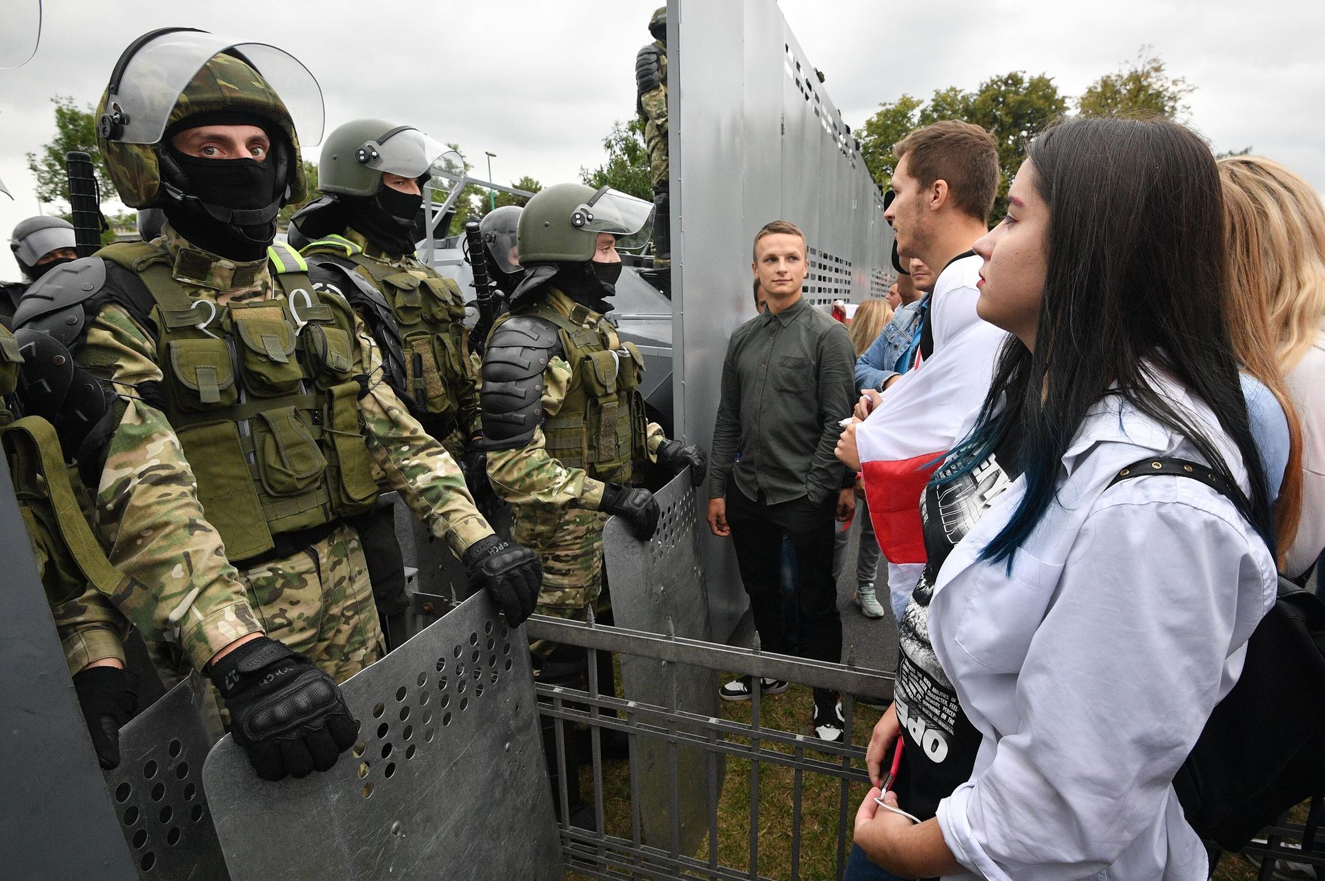Сотрудники правоохранительных органов и участники несанкционированной акции оппозиции Марш единства в Минске Сотрудники правоохранительных органов и участники несанкционированной акции оппозиции Марш единства в Минске - РИА Новости, 1920, 19.07.2021
