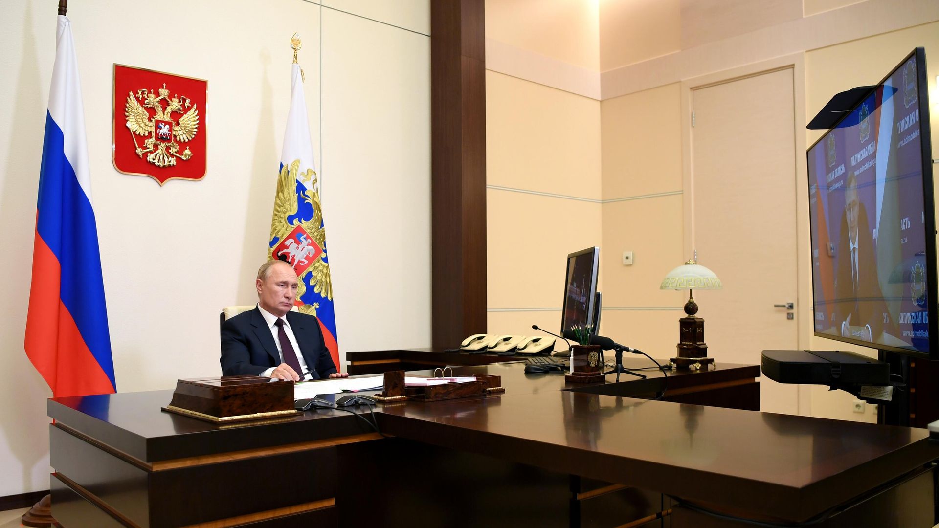 Президент РФ Владимир Путин во время встречи в режиме видеоконференции с временно исполняющим обязанности губернатора Калужской области Владиставом Шапшой Президент РФ Владимир Путин во время встречи в режиме видеоконференции с временно исполняющим обязанности губернатора Калужской области Владиставом Шапшой - РИА Новости, 1920, 07.09.2020