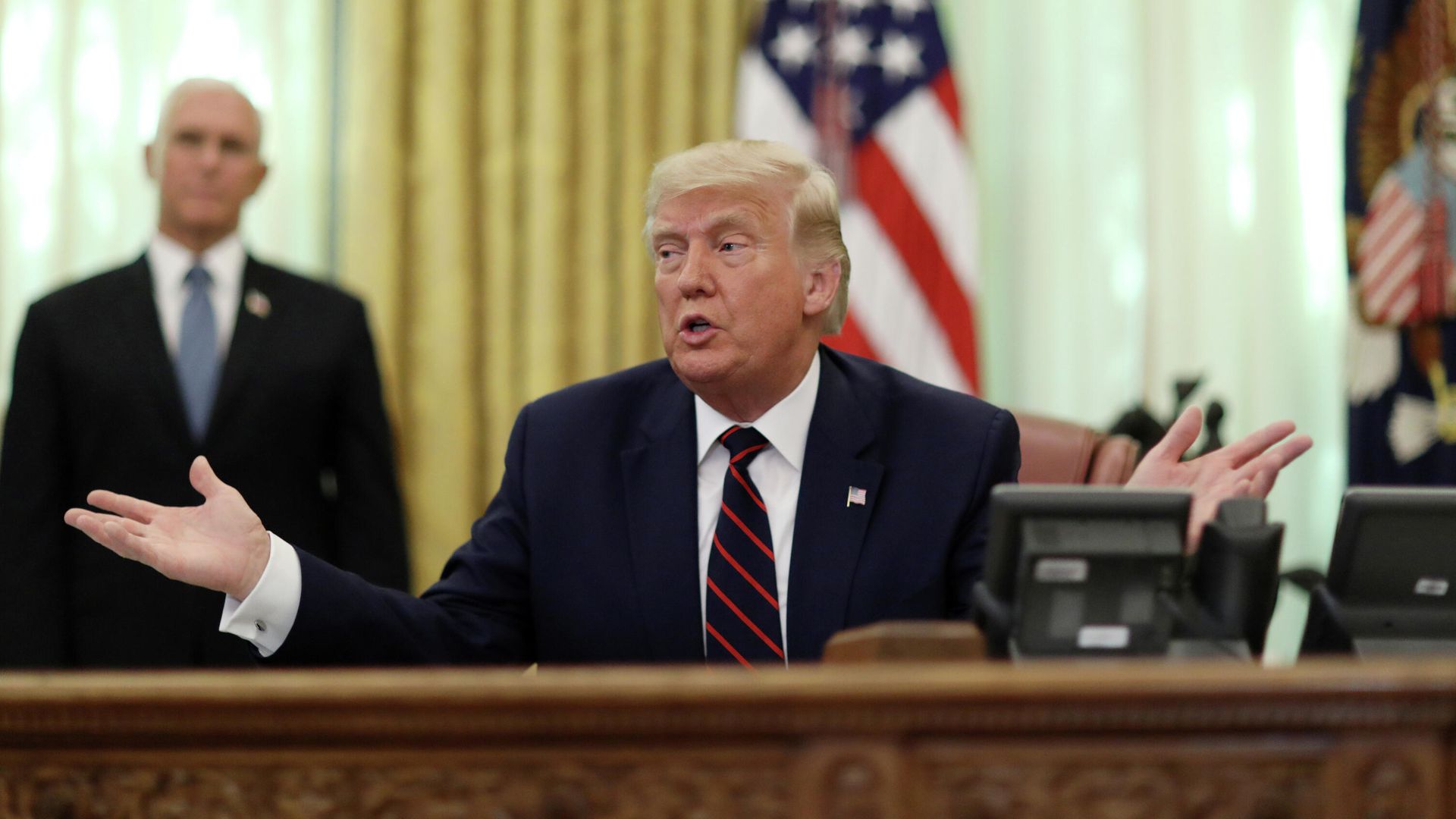 Президент США Дональд Трамп проводит церемонию подписания соглашения с президентом Сербии Александром Вучичем и премьер-министром Косово Авдулахом Хоти в Белом доме в Вашингтоне, США Президент США Дональд Трамп проводит церемонию подписания соглашения с президентом Сербии Александром Вучичем и премьер-министром Косово Авдулахом Хоти в Белом доме в Вашингтоне, США - РИА Новости, 1920, 26.09.2020
