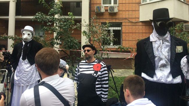 Флешмоб у здания Пресненского суда города Москвы, где будет оглашен приговор по делу о ДТП со смертельным исходом