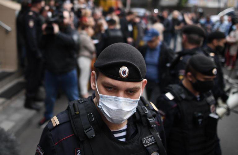 Сотрудник полиции охраняет вход в здание Пресненского суда города Москвы, где будет оглашен приговор по делу актера Михаила Ефремова Сотрудник полиции охраняет вход в здание Пресненского суда города Москвы, где будет оглашен приговор по делу актера Михаила Ефремова