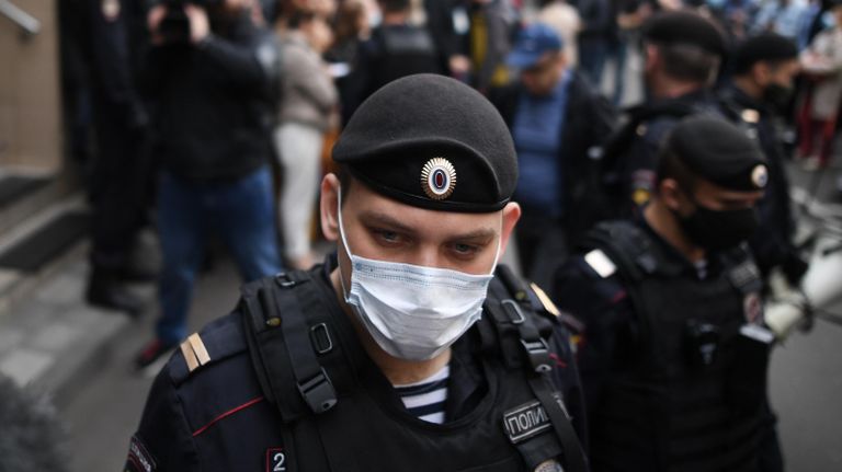 Сотрудник полиции охраняет вход в здание Пресненского суда города Москвы, где будет оглашен приговор по делу актера Михаила Ефремова Сотрудник полиции охраняет вход в здание Пресненского суда города Москвы, где будет оглашен приговор по делу актера Михаила Ефремова