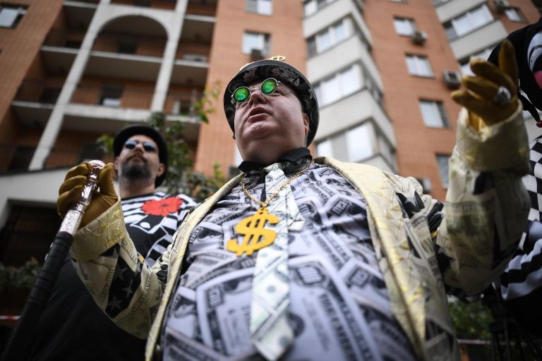 Участники флешмоба у здания Пресненского суда города Москвы, где будет оглашен приговор по делу актера Михаила Ефремова, выражают поддержку потерпевшим Участники флешмоба у здания Пресненского суда города Москвы, где будет оглашен приговор по делу актера Михаила Ефремова, выражают поддержку потерпевшим