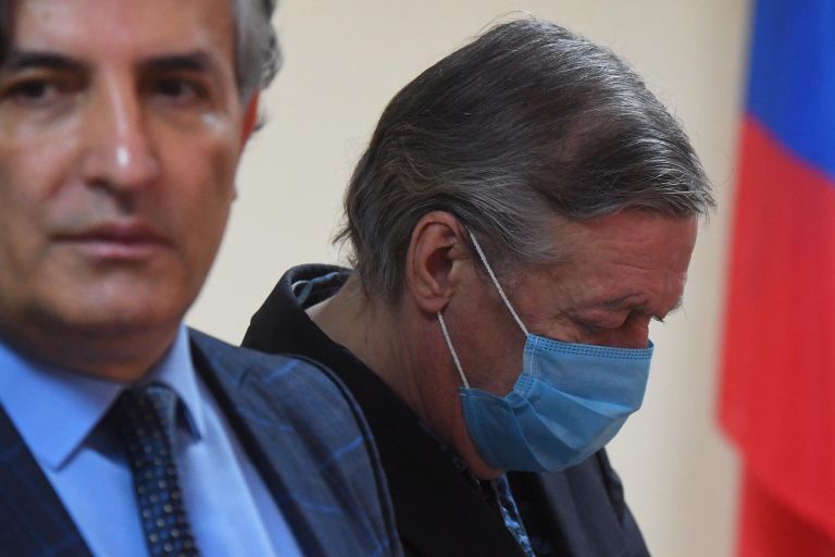 Актер Михаил Ефремов и его адвокат Эльман Пашаев во время оглашения приговора по делу о ДТП со смертельным исходом в зале заседаний Пресненского суда города Москвы Актер Михаил Ефремов и его адвокат Эльман Пашаев во время оглашения приговора по делу о ДТП со смертельным исходом в зале заседаний Пресненского суда города Москвы