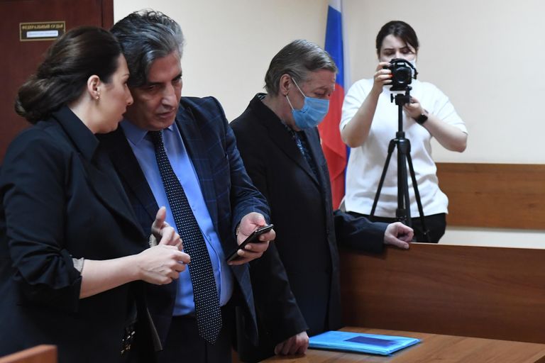 Актер Михаил Ефремов и его адвокаты Эльман Пашаев и Елизавета Шаргородская во время оглашения приговора Актер Михаил Ефремов и его адвокаты Эльман Пашаев и Елизавета Шаргородская во время оглашения приговора