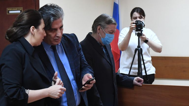 Актер Михаил Ефремов и его адвокаты Эльман Пашаев и Елизавета Шаргородская во время оглашения приговора Актер Михаил Ефремов и его адвокаты Эльман Пашаев и Елизавета Шаргородская во время оглашения приговора
