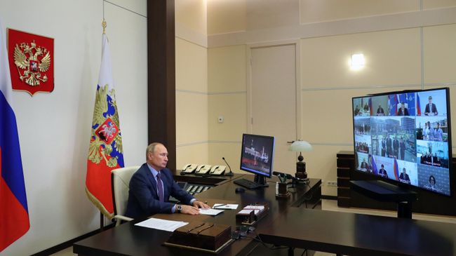 Владимир Путин проводит совещание по вопросам ликвидации последствий наводнения в Иркутской области в 2019 году в режиме видеоконференции