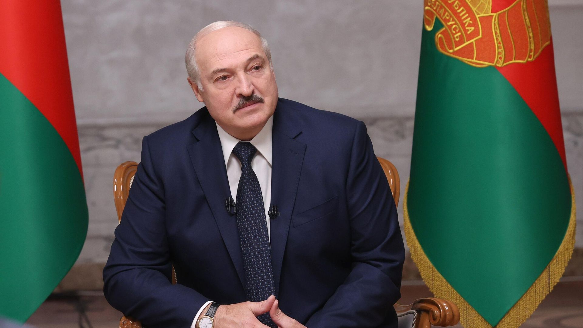Президент Белоруссии Александр Лукашенко во время интервью российским журналистам во Дворце независимости в Минске Президент Белоруссии Александр Лукашенко во время интервью российским журналистам во Дворце независимости в Минске - РИА Новости, 1920, 26.10.2020