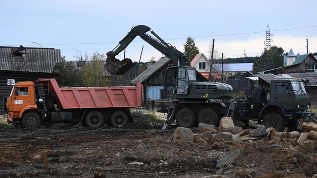 Работы по расчистке территории микрорайона ЛДК в городе Тулун Иркутской области.