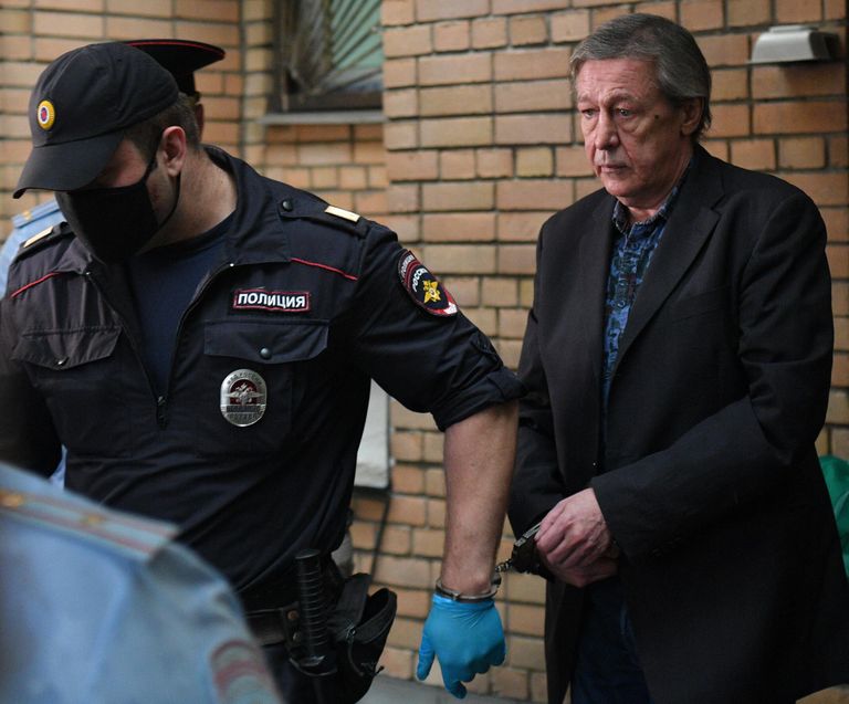 Актёра Михаила Ефремова выводят из здания Пресненского суда города Москвы после оглашения приговора Актёра Михаила Ефремова выводят из здания Пресненского суда города Москвы после оглашения приговора