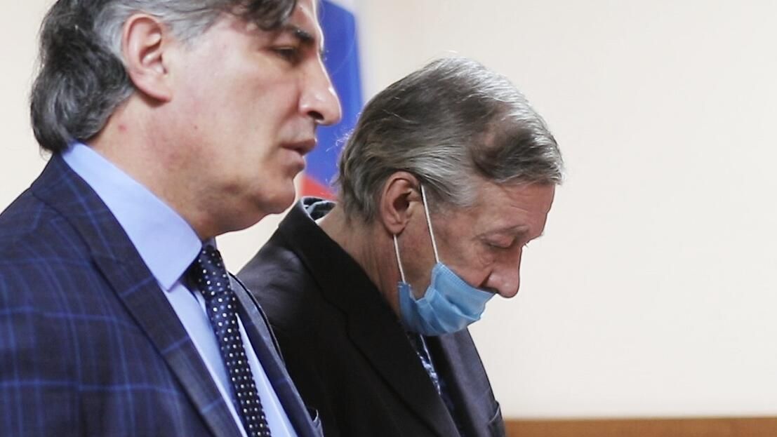 Актер Михаил Ефремов и его адвокат Эльман Пашаев в зале заседаний Пресненского суда города Москвы во время оглашения приговора Актер Михаил Ефремов и его адвокат Эльман Пашаев в зале заседаний Пресненского суда города Москвы во время оглашения приговора - РИА Новости, 1920, 09.09.2020