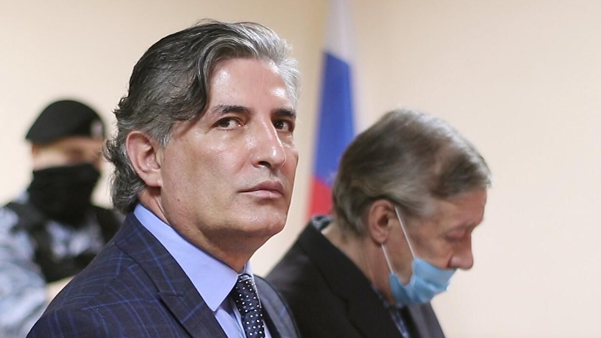 Адвокат Эльман Пашаев и его подзащитный актер Михаил Ефремов в зале заседаний Пресненского суда города Москвы во время оглашения приговора Адвокат Эльман Пашаев и его подзащитный актер Михаил Ефремов в зале заседаний Пресненского суда города Москвы во время оглашения приговора - РИА Новости, 1920, 10.09.2020