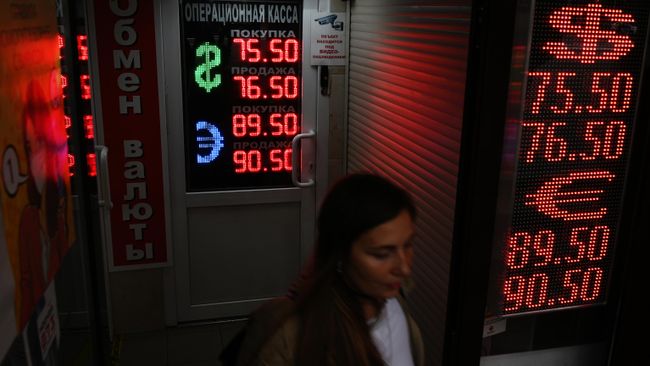 Электронное табло с курсами валют на одной из улиц в Москве