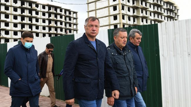 Сергей Меняйло, Игорь Кобзев и Марат Хуснуллин во время осмотра новых и строящихся домов 
в городе Тулун