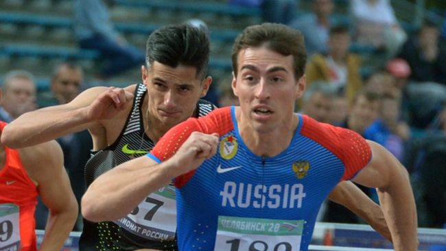 Сергей Шубенков (на первом плане) в забеге на 110 метров с барьерами среди мужчин на чемпионате России по легкой атлетике в Челябинске.