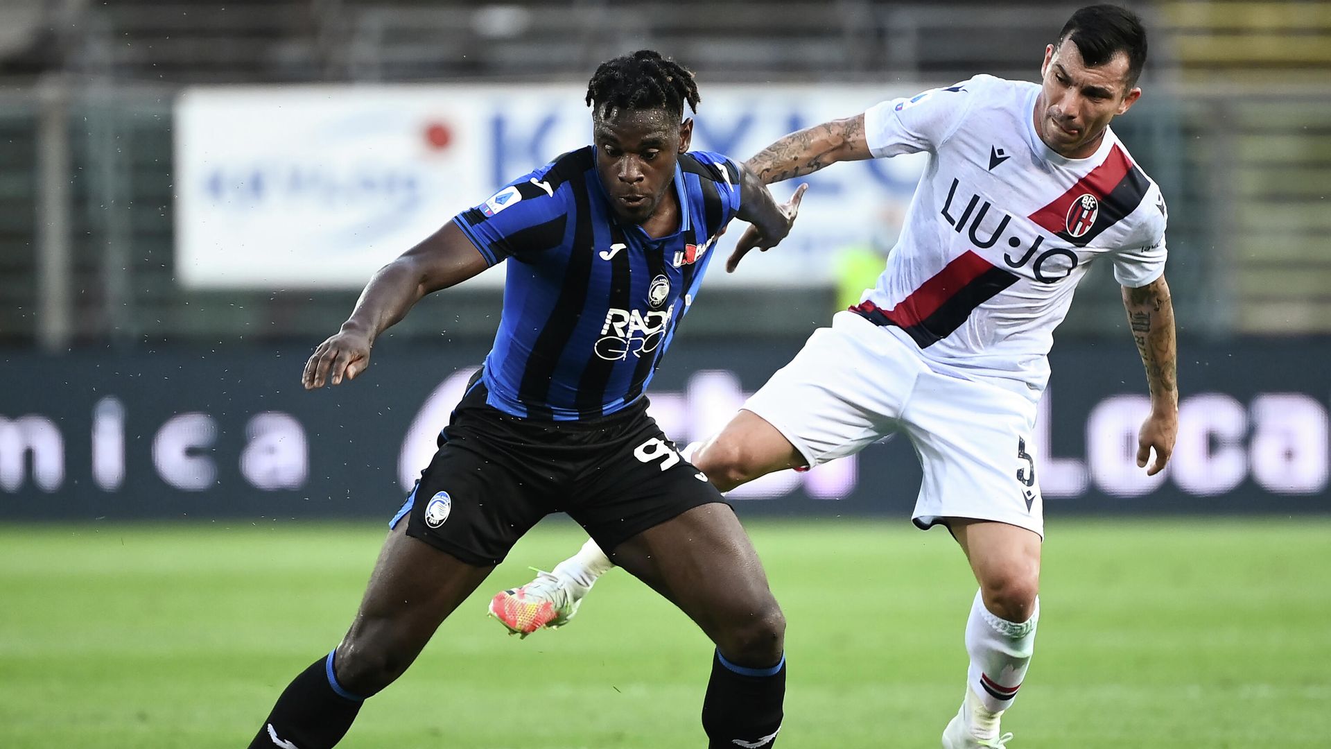 Atalanta's forward Duvan Zapata from Colombia (L) fights for the ball with Bologna's midfielder Gary Medel from Chile during the Italian Serie A football match Atalanta vs Bologna played behind closed doors on July 21, 2020 at the Atleti Azzurri d'Italia Stadium in Bergamo. (Photo by MARCO BERTORELLO / AFP) Atalanta's forward Duvan Zapata from Colombia (L) fights for the ball with Bologna's midfielder Gary Medel from Chile during the Italian Serie A football match Atalanta vs Bologna played behind closed doors on July 21, 2020 at the Atleti Azzurri d'Italia Stadium in Bergamo. (Photo by MARCO BERTORELLO / AFP) - РИА Новости, 1920, 08.09.2020