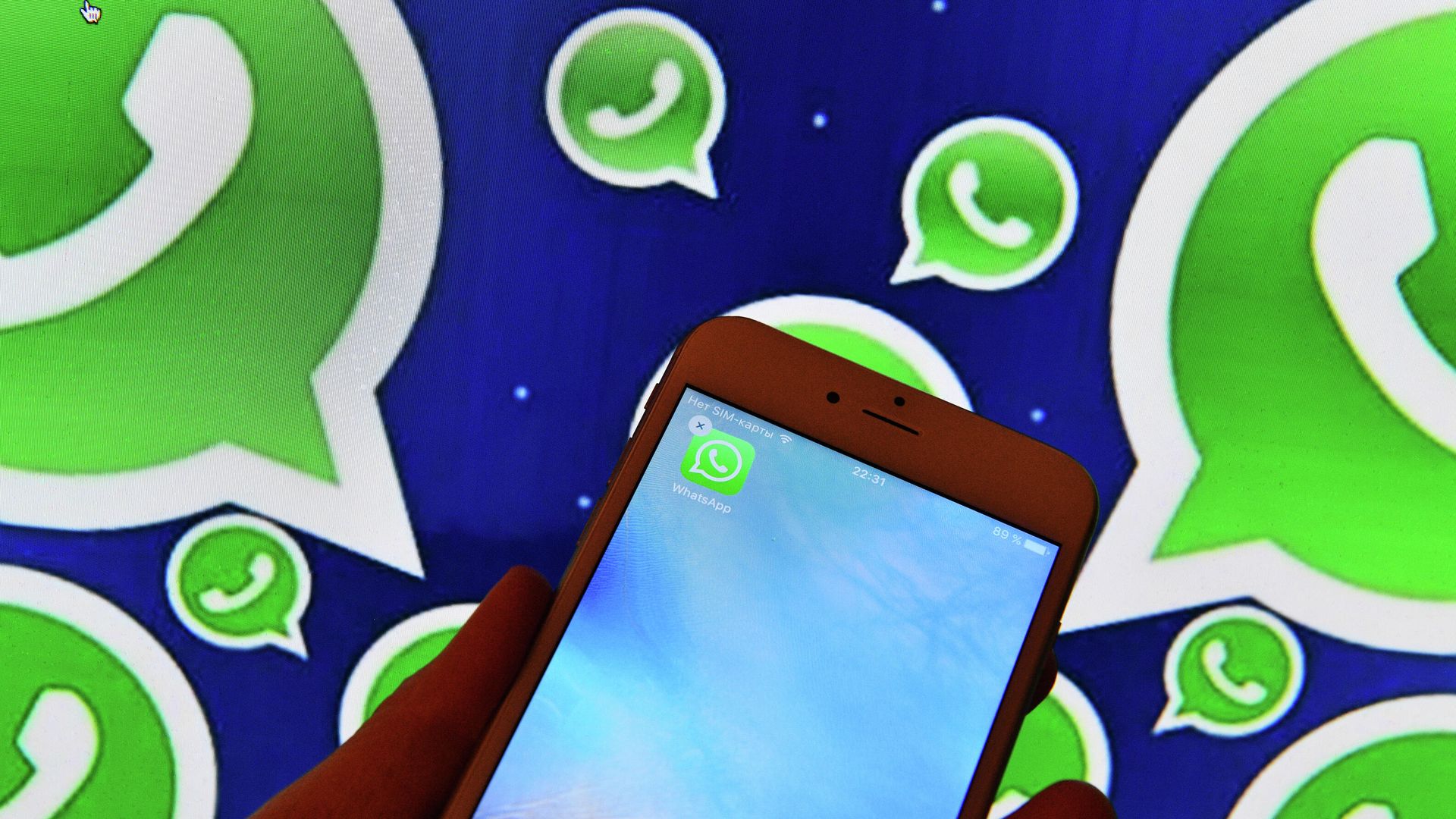 Иконка мессенджера WhatsApp на экране смартфона Иконка мессенджера WhatsApp на экране смартфона - РИА Новости, 1920, 11.01.2021