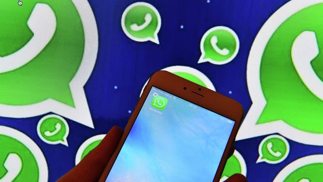 Иконка мессенджера WhatsApp на экране смартфона