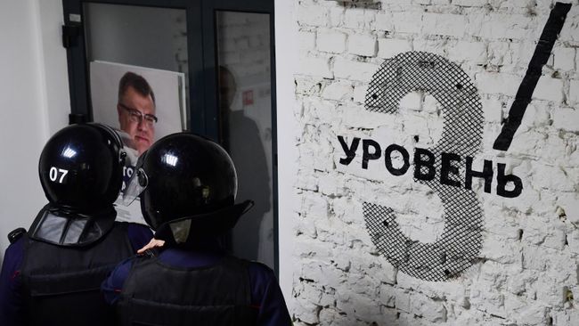 Сотрудники милиции у входа в штаб Виктора Бабарико в Минске