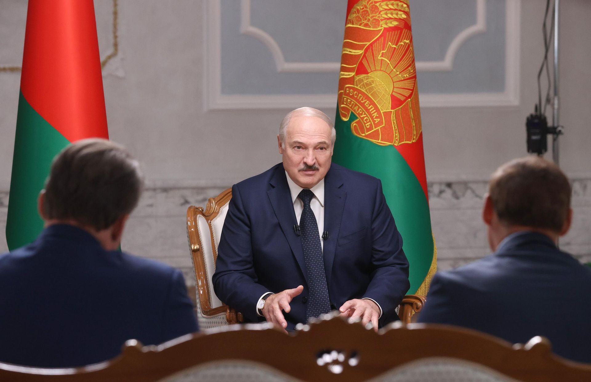 Президент Белоруссии Александр Лукашенко во время интервью российским журналистам во Дворце независимости в Минске Президент Белоруссии Александр Лукашенко во время интервью российским журналистам во Дворце независимости в Минске - РИА Новости, 1920, 09.09.2020