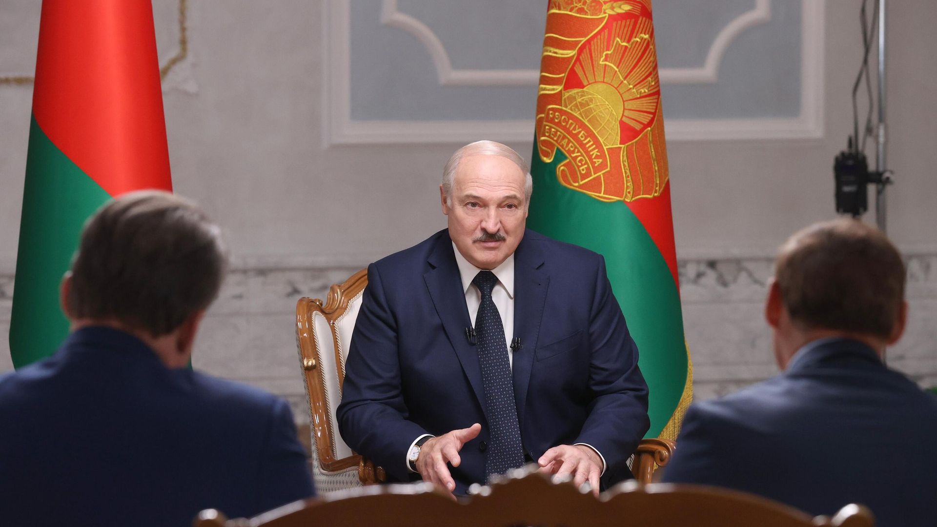 Президент Белоруссии Александр Лукашенко во время интервью российским журналистам во Дворце независимости в Минске - РИА Новости, 1920, 09.09.2020