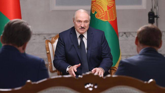 Президент Белоруссии Александр Лукашенко во время интервью российским журналистам во Дворце независимости в Минске