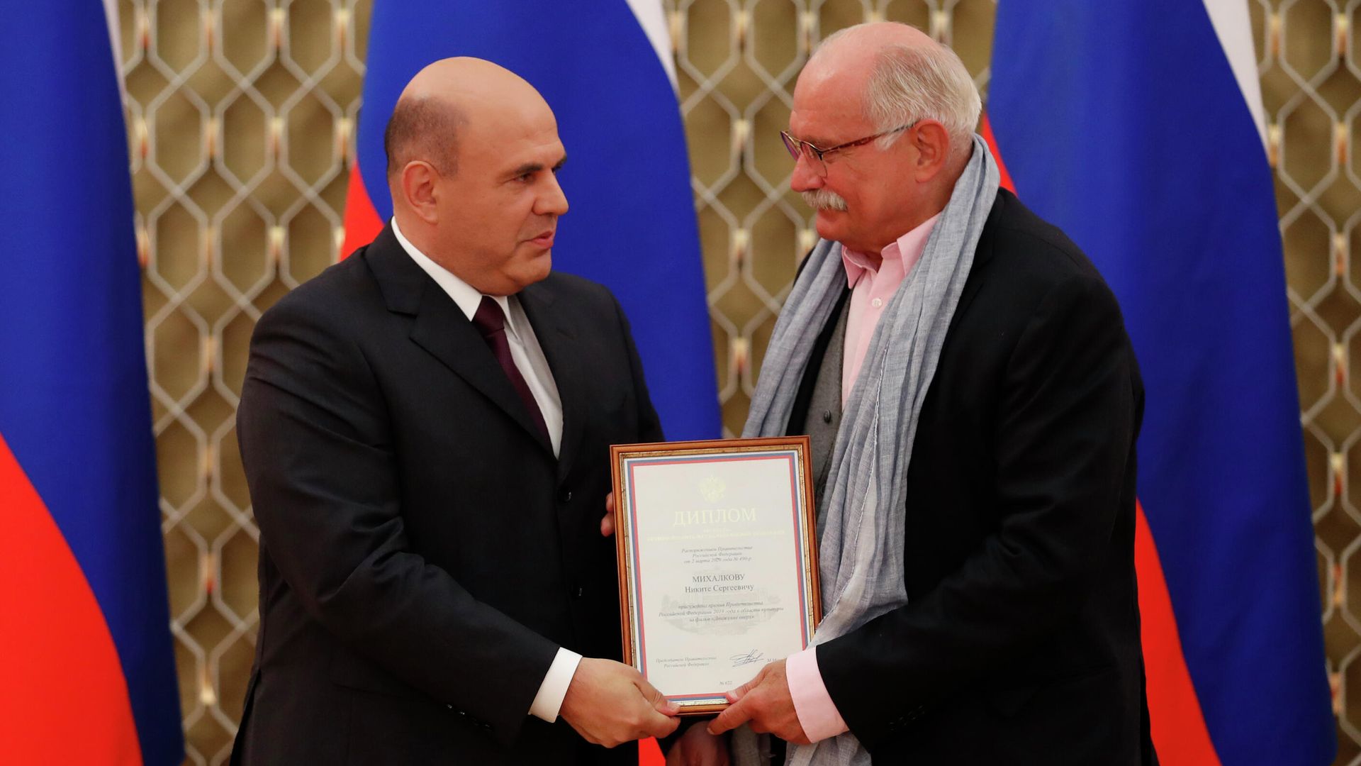 Председатель правительства РФ Михаил Мишустин и режиссер Никита Михалков на церемонии вручения премии правительства РФ 2019 г в области культуры - РИА Новости, 1920, 09.09.2020