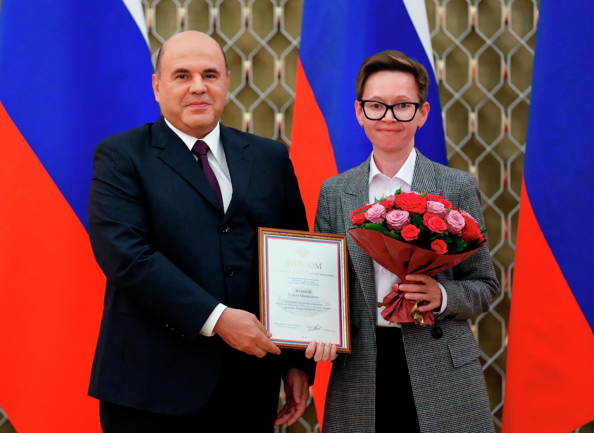 9 сентября 2020. Председатель правительства РФ Михаил Мишустин и писательница Гузель Яхина на церемонии вручения премии правительства РФ 2019 года в области культуры. - РИА Новости, 1920, 09.09.2020