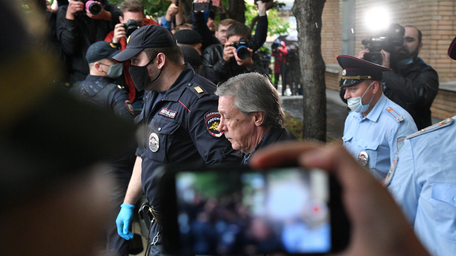 Актера Михаила Ефремова выводят из здания Пресненского суда города Москвы после оглашения приговора Актера Михаила Ефремова выводят из здания Пресненского суда города Москвы после оглашения приговора - РИА Новости, 1920, 06.04.2021