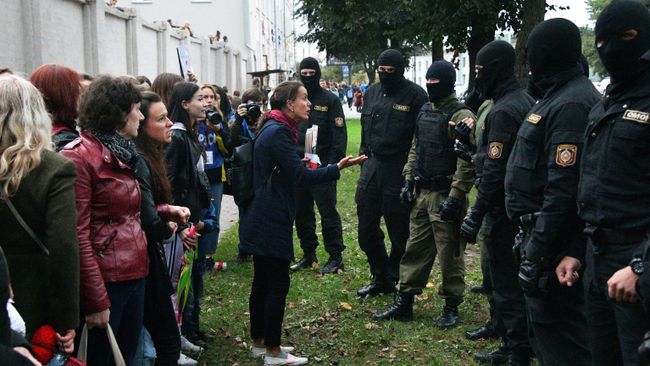 Сотрудники правоохранительных органов и участники акции протеста в Минске Сотрудники правоохранительных органов и участники акции протеста в Минске