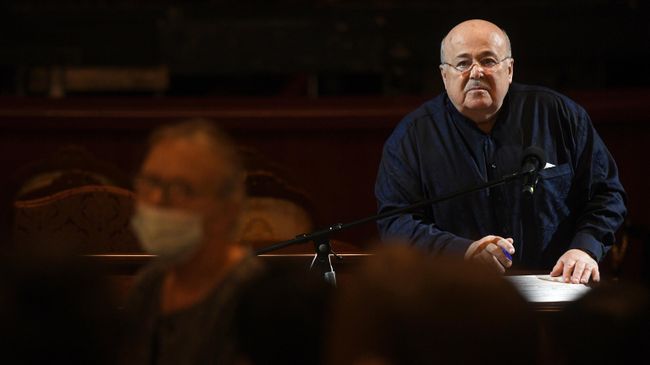 Художественный руководитель театра Et Cetera Александр Калягин во время сбора труппы театра. Художественный руководитель театра Et Cetera Александр Калягин во время сбора труппы театра.