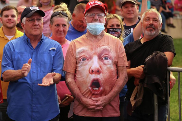 Сторонники президента США Дональда Трампа во время его предвыборного выступления в аэропорту города Уинстон-Салем Сторонники президента США Дональда Трампа во время его предвыборного выступления в аэропорту города Уинстон-Салем